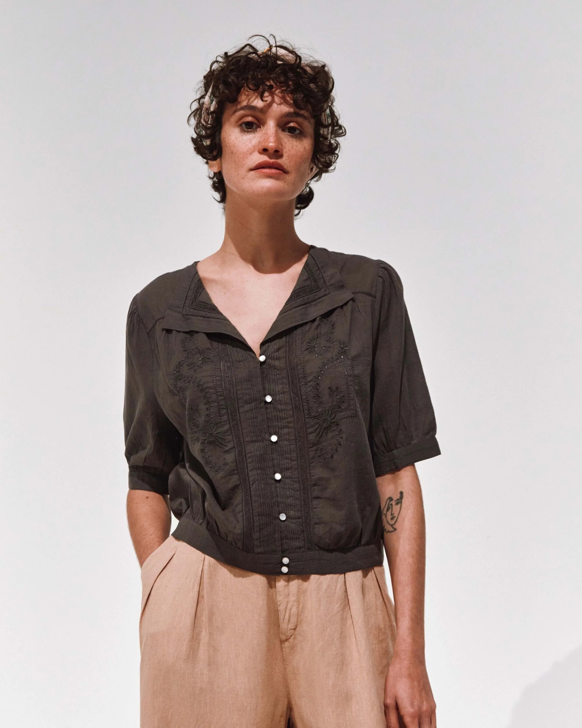 BLUSA BORDADA VINTAGE GRIS EMILE ET IDA