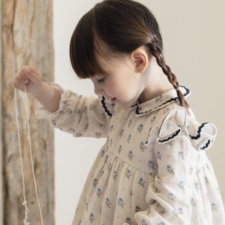 VESTIDO JARETAS GASA FLOR AZUL Y ROSA